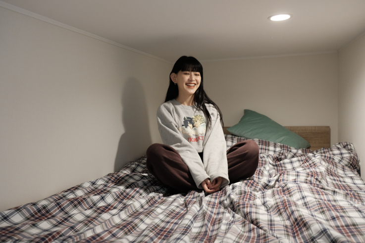 ロフトで寛ぐ菅沼ゆり