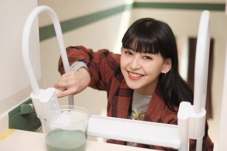 菅沼ゆり自ら幅木を塗装