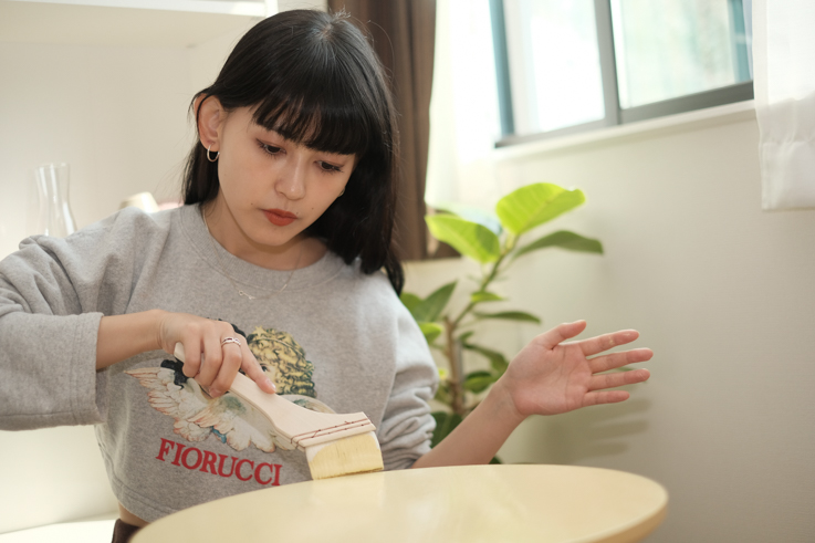 菅沼ゆり自らサイドテーブルをDIY