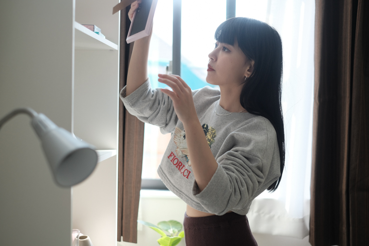 インテリア配置中の菅沼ゆり